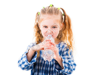女孩喝瓶子里的矿泉水生活金发女郎孩子蓝色皮肤童年液体饮料矿物享受图片