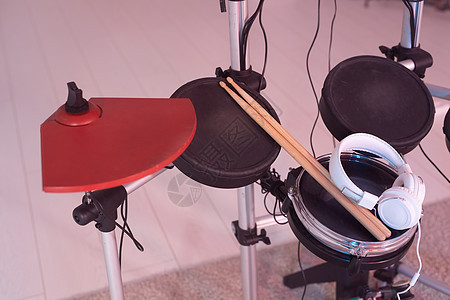 乐器 爱好和音乐概念特写电子架子鼓仪器鸡腿鼓手教育工作室黑色成套音乐家工具娱乐图片