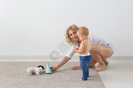 子女和单亲概念     母亲与婴儿玩耍女性孩子房间微笑女士幸福卧室成人喜悦拥抱图片