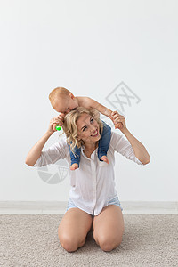 可爱的单身母亲和少女在家室内一起玩家居游戏婴儿女士爱好女儿教育金字塔童年操场消遣微笑图片