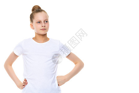 穿白色T恤的小女孩女性衣服购物打印店铺孩子零售纺织品衬衫童年图片