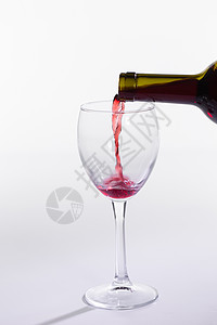 将红酒倒在白底的玻璃杯中调子饮料酿酒食物酒吧桌子生产味道美食文化图片