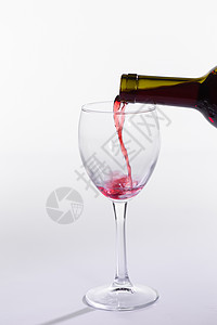 红酒从瓶子倒到白底的大玻璃杯季节派对饮料菜单运动邀请函酒精庆典美食艺术图片