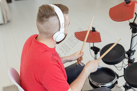 人 鼓和爱好概念     特写音乐家用震动仪器的侧视线音乐会男人工具鼓手成套鸡腿喜悦时间乐器铙钹图片