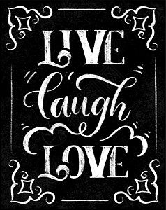 活生生的笑爱 — 黑色粉笔板上的时尚字母矢量图图片