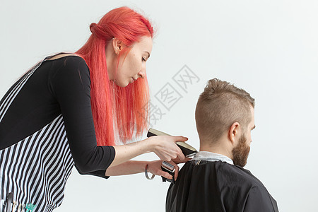 美发师 发型师和理发店的概念  女发型师剪胡须男工人工作理发沙龙发型染色工作室男人剪刀店铺图片
