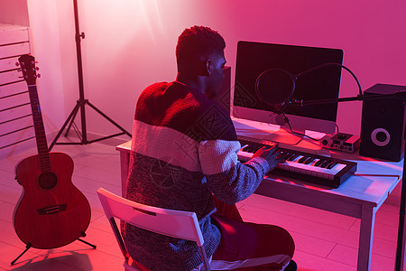 音乐家和制作音乐概念在录音室工作的非裔美国男性声音制作人经理家庭录音耳机技术员作曲家收音机娱乐吉他手电脑图片