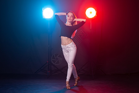 年轻女性在黑暗 情感和娱乐中跳舞舞蹈紫色冒充派对红色艺术粉色黑色蓝色广告图片