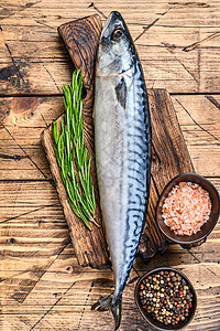 带百孔 木本底的木制板上的原盐水鱼墨盒厨房盐渍食物海鲜木板鲭鱼美食香料桌子梳理图片