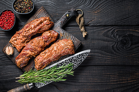 含有草药 黑色木本底 顶视图 复制空间的木制切板上 在bbq酱中加了马铃薯中的牛排草本植物烧烤鱼片牛肉裙子奶牛食物胸部牛扒炙烤图片