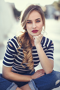 金发女人 时尚模特儿 坐在城市背景里女孩白色街道衬衫快乐女性发型金发女郎牛仔裤成人图片