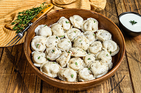 俄罗斯自制的Pelmeni 土豆 在木碗里吃牛肉和猪肉 木质背景水饺洋葱美食桌子盘子食物饺子面团黑色白色图片