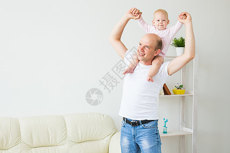 父亲身份和家庭观念  父亲和蹒跚学步的小婴儿在家里玩耍男人后代男性童年亲子爸爸孩子关系儿子拉丁图片