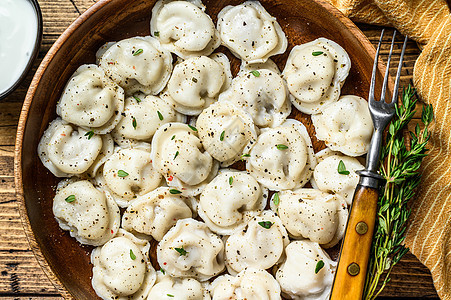 俄罗斯自制的Pelmeni 土豆 在木碗里吃牛肉和猪肉 木质背景水饺面团白色食物胡椒盘子黑色饺子美食桌子图片