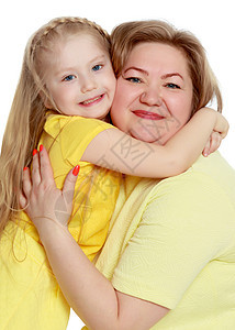 一个快乐的母亲拥抱着她亲爱的女儿家庭卷曲成人长发冒充孩子妈妈微笑幸福姐姐图片