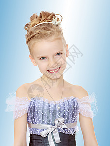穿公主礼服的漂亮小女孩白色粉色裙子女孩孩子天空童年头发蓝色女王图片