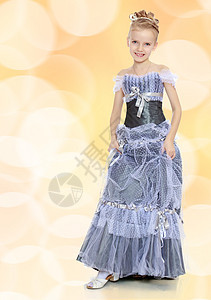 穿公主礼服的漂亮小女孩裙子圆圈头发女孩戏服白色粉色女王黄色童年图片