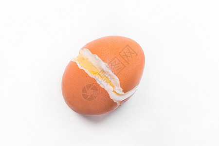 新鲜的煮褐鸡蛋爆破 白色背景上的裂缝 孤立 特写美食早餐蛋壳小吃橙子营养盘子勺子饮食食物图片