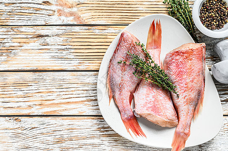 盘子上的整条红色大鱼 白木背景 顶视图 复制空间栖息海鲜香料饮食鲷鱼营养海洋烹饪鲈鱼桌子图片