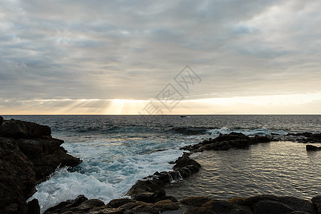 西班牙加那利群岛Tenerife日落时的旧石头码头旅行海景海洋沿海蓝色风景场景风暴海岸岩石图片