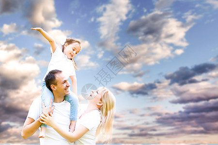 年轻快乐的家庭在户外玩得开心 穿着白色衣服 背景是蓝天空公民父亲幸福孩子女性母亲情绪父母爸爸儿子们图片