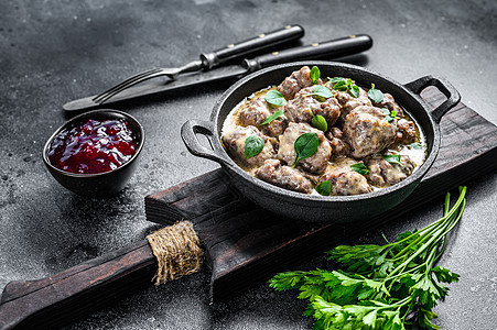 炸锅中奶油酱中的牛肉肉丸子 黑色背景 顶层风景草药蔬菜肉丸油炸平底锅食物美食地面食谱猪肉图片