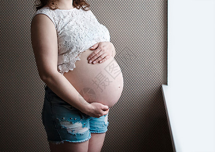 怀孕女孩的手握住肚子 等待孩子的出生女性母亲产妇身体父母家庭腹部妈妈幸福婴儿图片