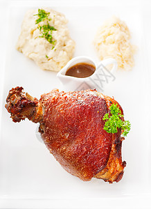 德国原BBQ猪肉指针午餐用餐餐厅酸菜传统美食叶子土豆油炸盘子图片