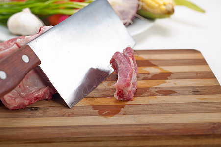 新鲜猪排和蔬菜白色屠夫杂货店食谱厨房红色肋骨绿色味道猪肉图片