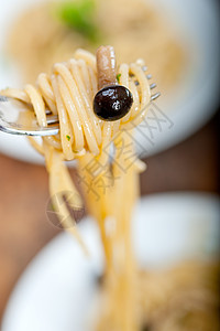 意大利面食和蘑菇酱蔬菜辣椒盘子营养餐厅胡椒香菜木头食谱食物图片