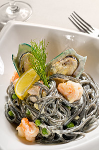 海鲜黑意大利面午餐饮食牡蛎香菜海鲜面条贝类草药香料食物图片