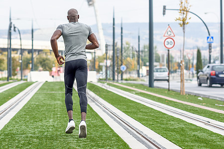 在城市背景下奔跑的有吸引力的黑人男子动机训练成人福利运动黑色男性跑步赛跑者运动员图片