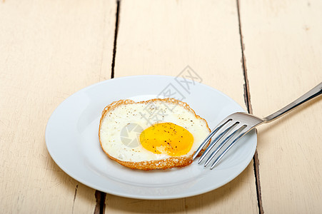 鸡蛋阳光明亮的一面向上早餐油炸蛋黄白色晴天黄色图片