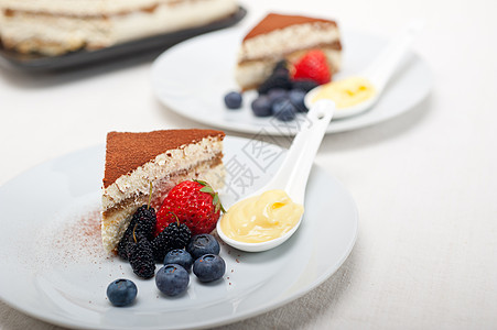 甜点加浆果和奶油美食巧克力可可水果糕点蛋糕宏观图层食物粉末图片