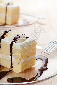 新鲜奶油蛋糕 加巧克力酱汁小吃派对糕点香草美食鞭打奶油面包餐厅宏观图片
