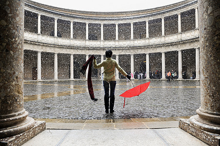在宫殿里用红伞在女人身上下雪图片