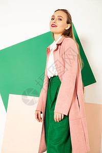 在有白人背景的演播室 穿着时尚色彩多彩服装的优雅女性女性化魅力粉色绿色彩色褐色服饰外套图片