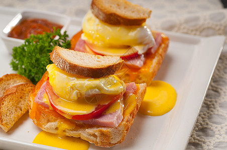用番茄和火腿烤面包上的鸡蛋火腿午餐烹饪香菜蛋黄韭菜奶制品果汁英语食物图片