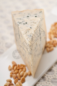 新鲜切干酪和松果蓝色食物工作室牛奶产品三角形小吃早餐木板奶制品图片