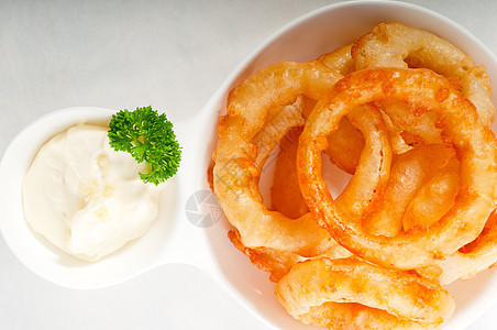 金金深炸洋葱环饮食戒指油炸小吃面包屑育肥美食午餐蔬菜盘子图片