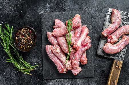 Raw Turkan在切削板上的颈肉 黑色背景 顶端视图产品红色饮食食物脖子烹饪营养内脏火鸡盘子图片