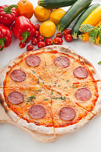意大利原薄薄壳辣椒皮披萨脆皮食物蔬菜午餐营养美食绿色红色圆圈餐厅图片