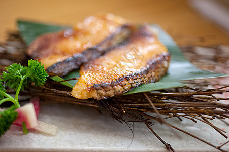 日式番茄烤鳕鱼食物餐厅叶子柠檬炙烤美食白鱼盘子香菜宏观图片