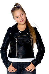 一个穿皮夹克和牛仔裤的少女黑色皮革红色青年乐趣白色太阳镜岩石冒充女性图片