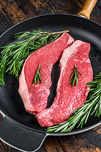 锅里生牛肉肉牛排 黑木背景 顶层风景图片