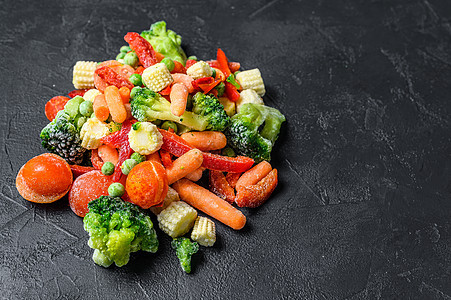冷冻的冷切片 蔬菜 西兰花 甜辣椒 番茄 胡萝卜 豆和玉米 黑色背景 顶层视图营养胡椒食物红色白色烹饪沙拉绿色图片