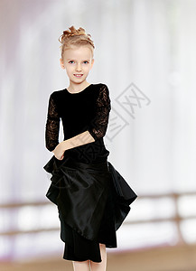 穿黑裙子的美丽的小舞者芭蕾舞班级窗户半圆形孩子戏服舞蹈家童年演员短裙图片