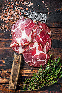 Coppa Capocollo Capicollo 用肉刀割火腿 黑木背景乡村熏制香肠食物香料美食熟食草本植物猪肉木板图片