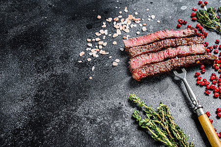 含有香料的切片肋骨牛排 BBQ牛肉 黑色背景 顶视图 复制空间图片