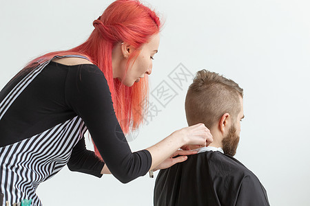 美发师 发型师和理发店的概念  女发型师剪胡须男染色服务发型工作客户剪刀成人男人女士发型设计图片